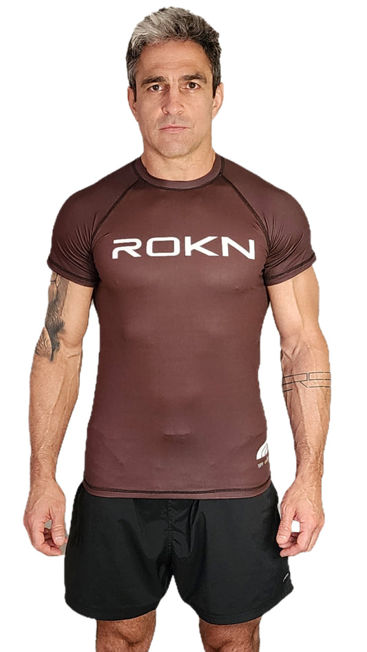 Rashguard ROKN Manga Curta STAMP Marrom