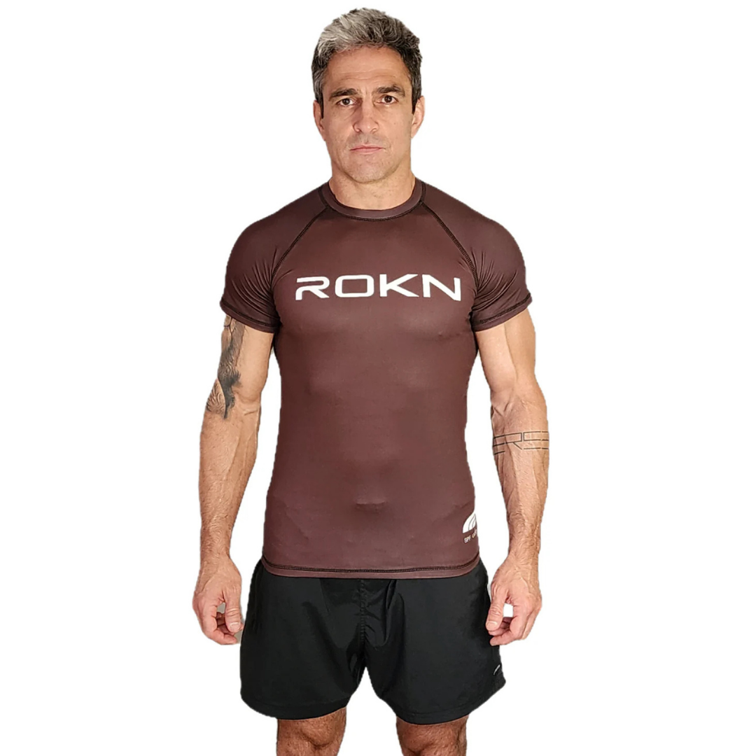 Rashguard ROKN Manga Curta STAMP Marrom