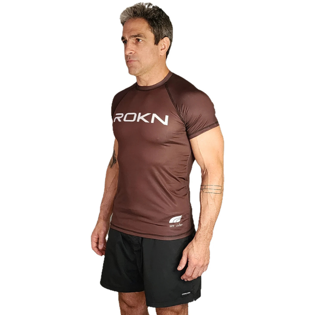 Rashguard ROKN Manga Curta STAMP Marrom