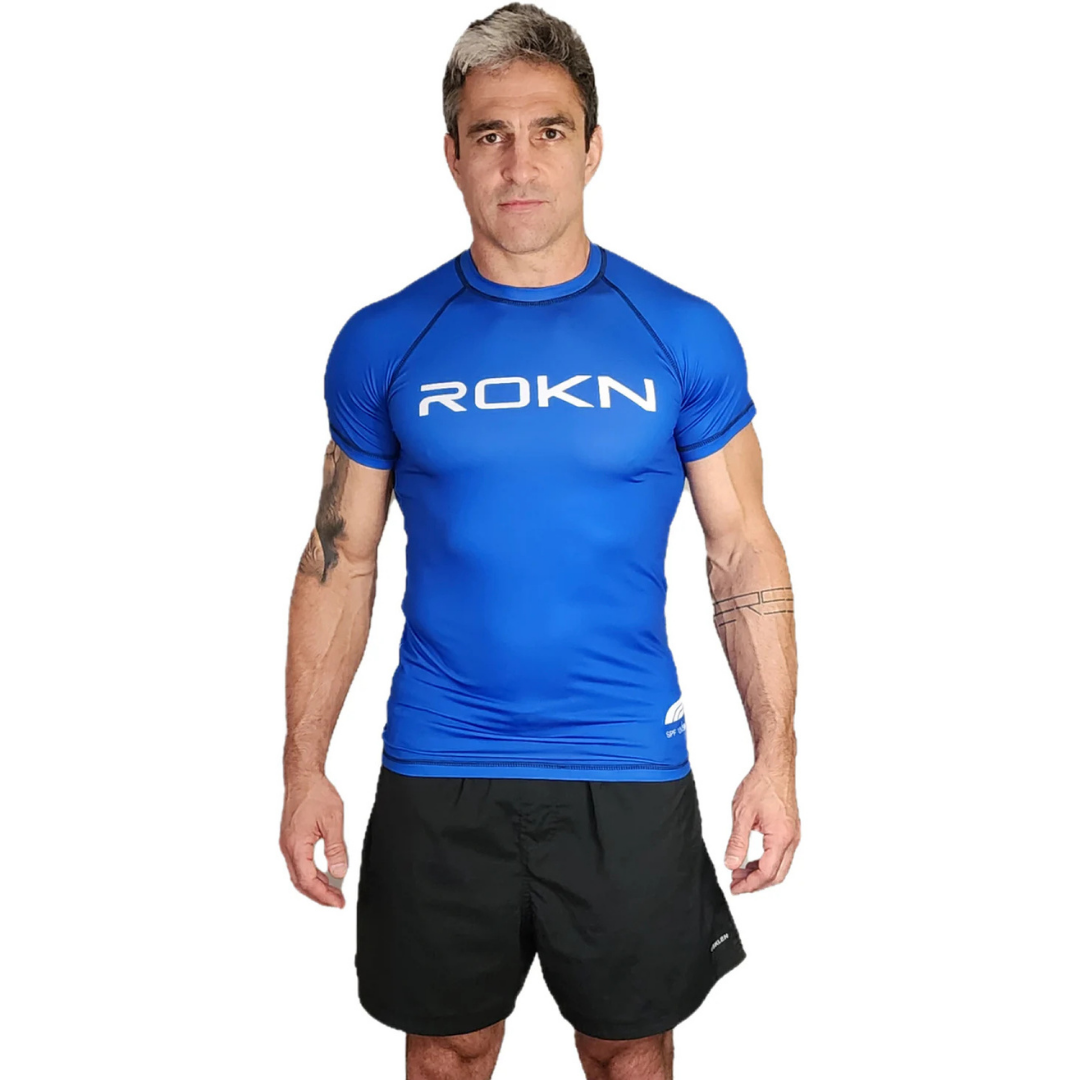 ROKN Rashguard de manga corta STAMP Azul